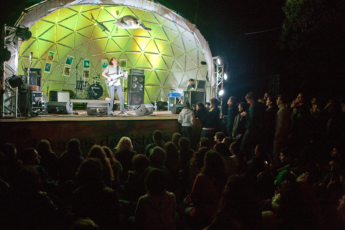 Show de Lenine no palco do Tamar de Barra da Lagoa